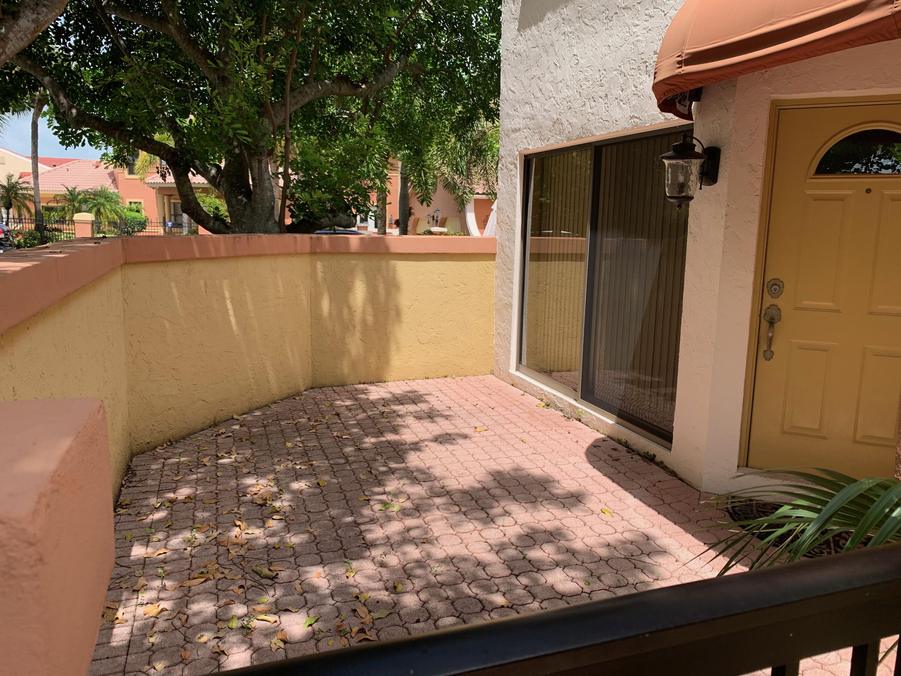 49 Uno Lago Drive Juno Beach, FL 33408 - Photo 2 of 18 a backyard of a house