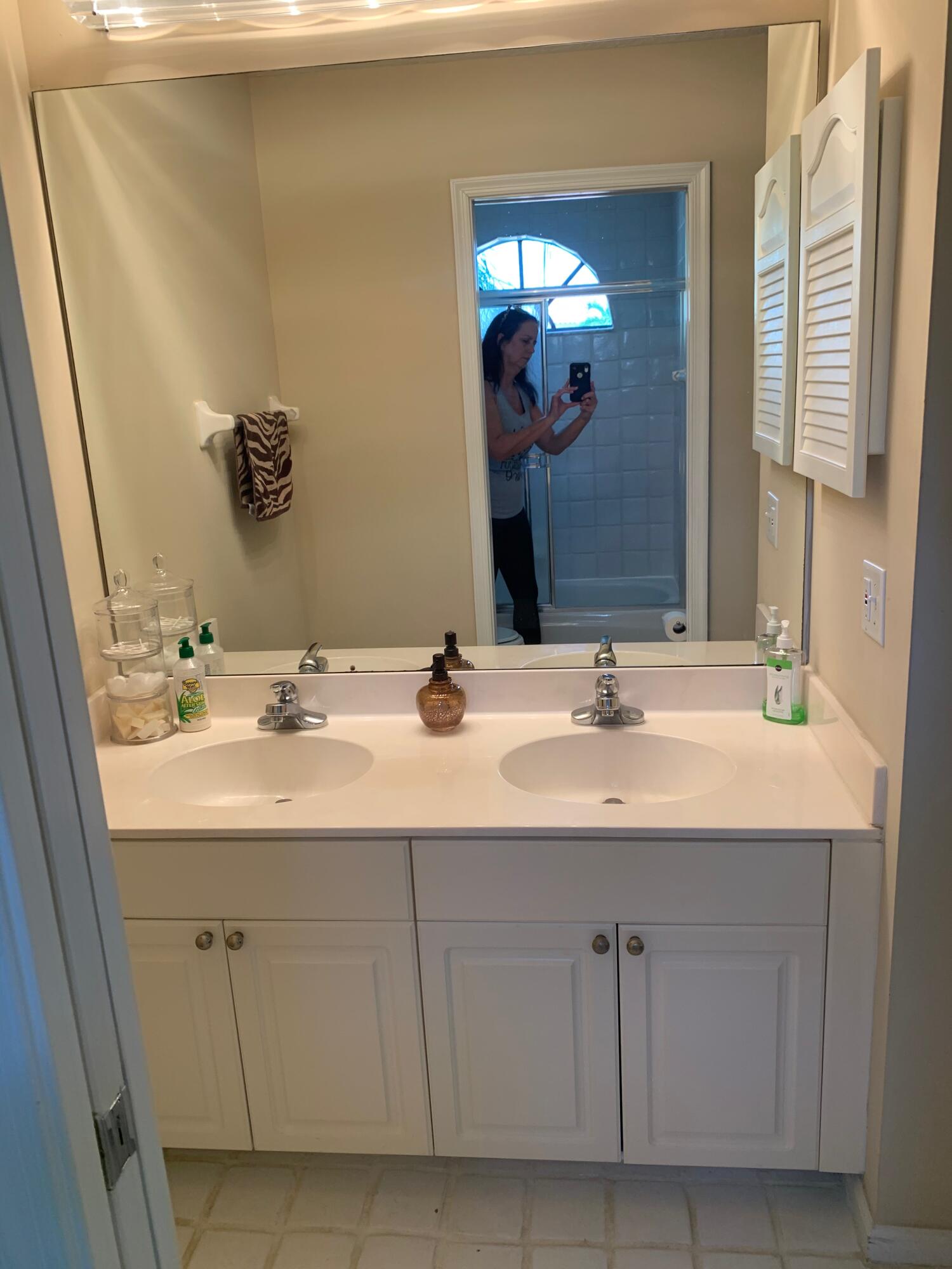 49 Uno Lago Drive Juno Beach, FL 33408 - Photo 10 of 18 a bathroom with a sink and a mirror