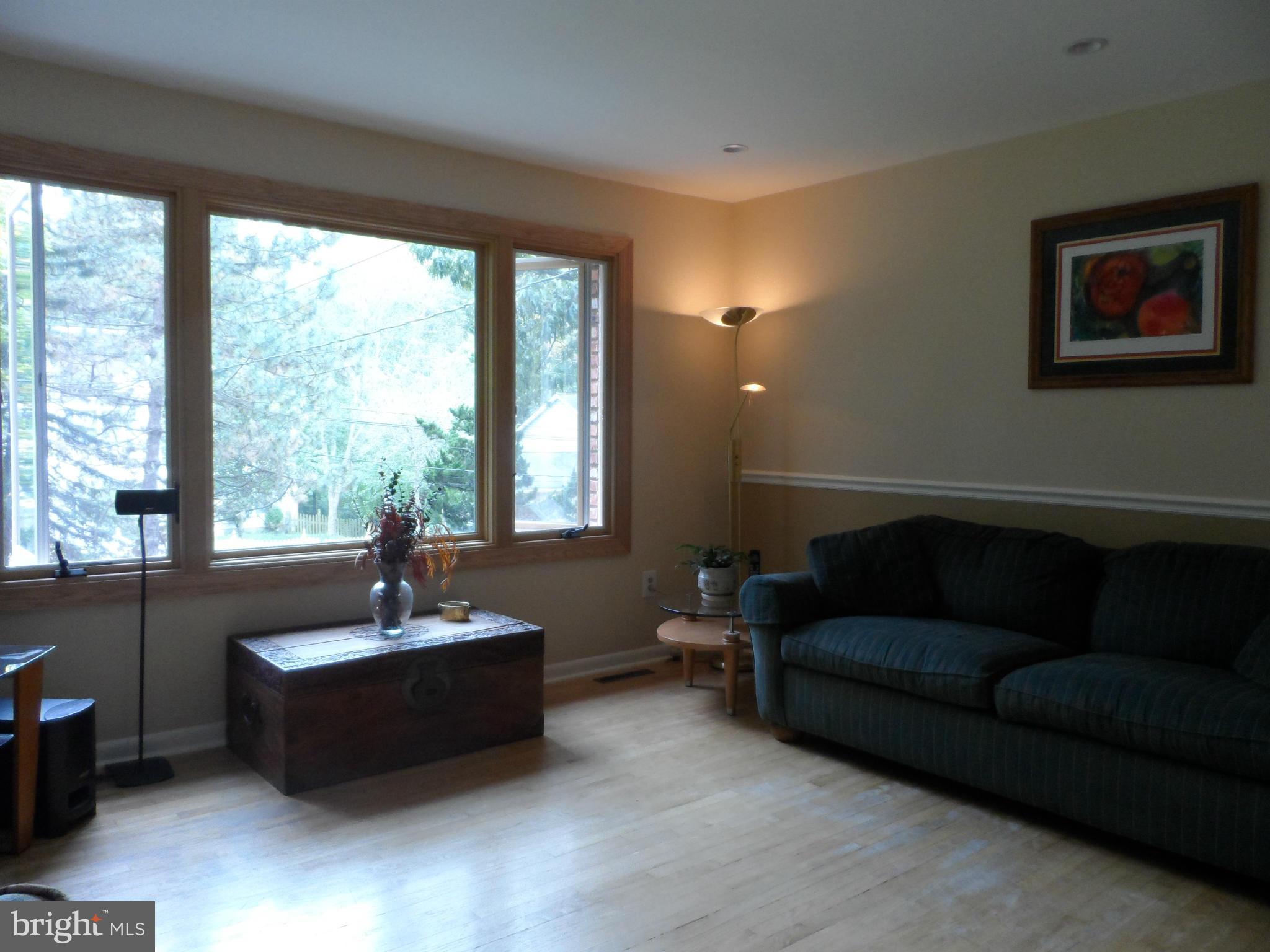 2665 Ogleton Road Annapolis, MD 21403 - Photo 6 of 24 Living Room
