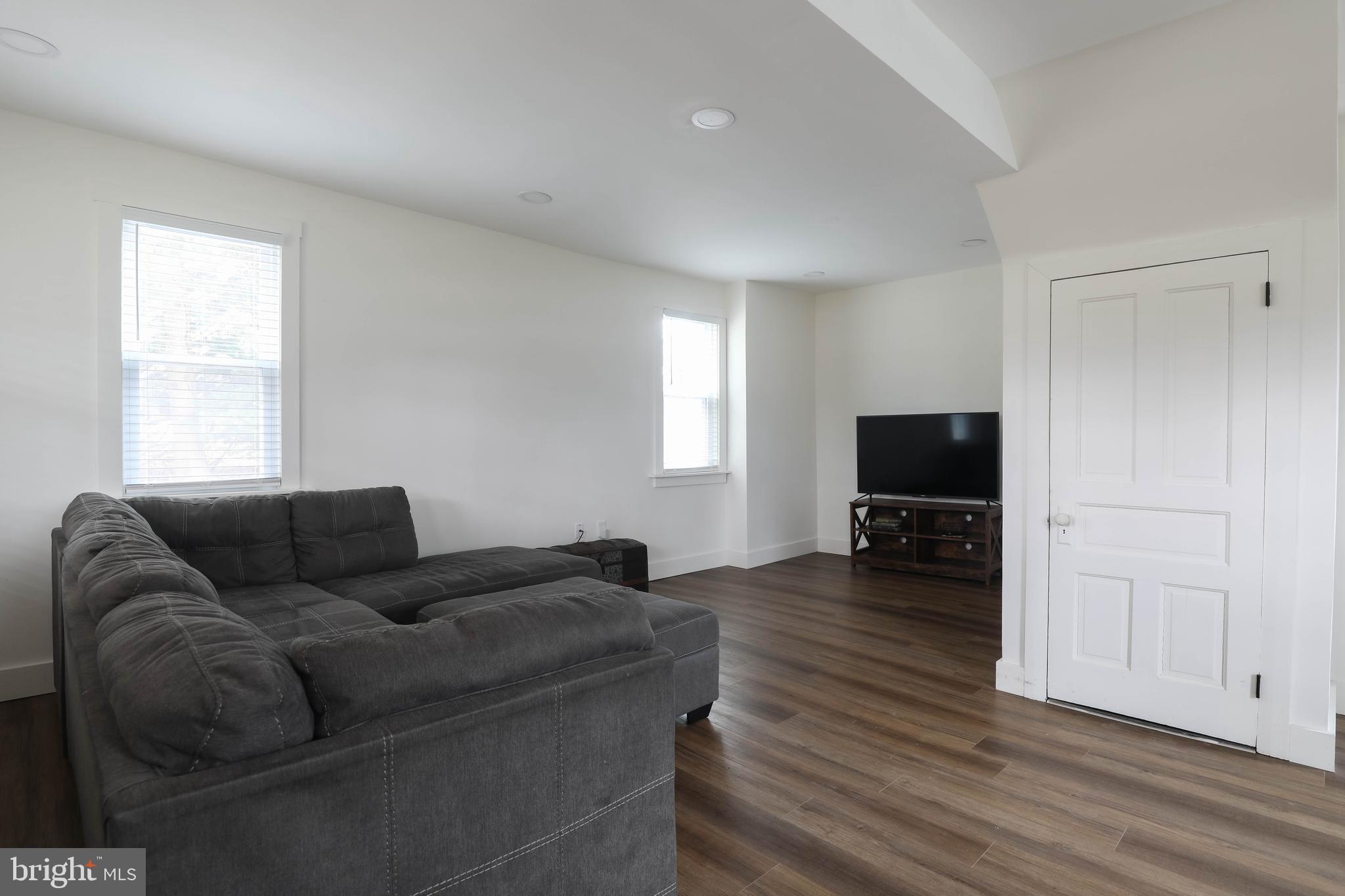 886 Church Road York, PA 17404 - Photo 11 of 18 Living Room