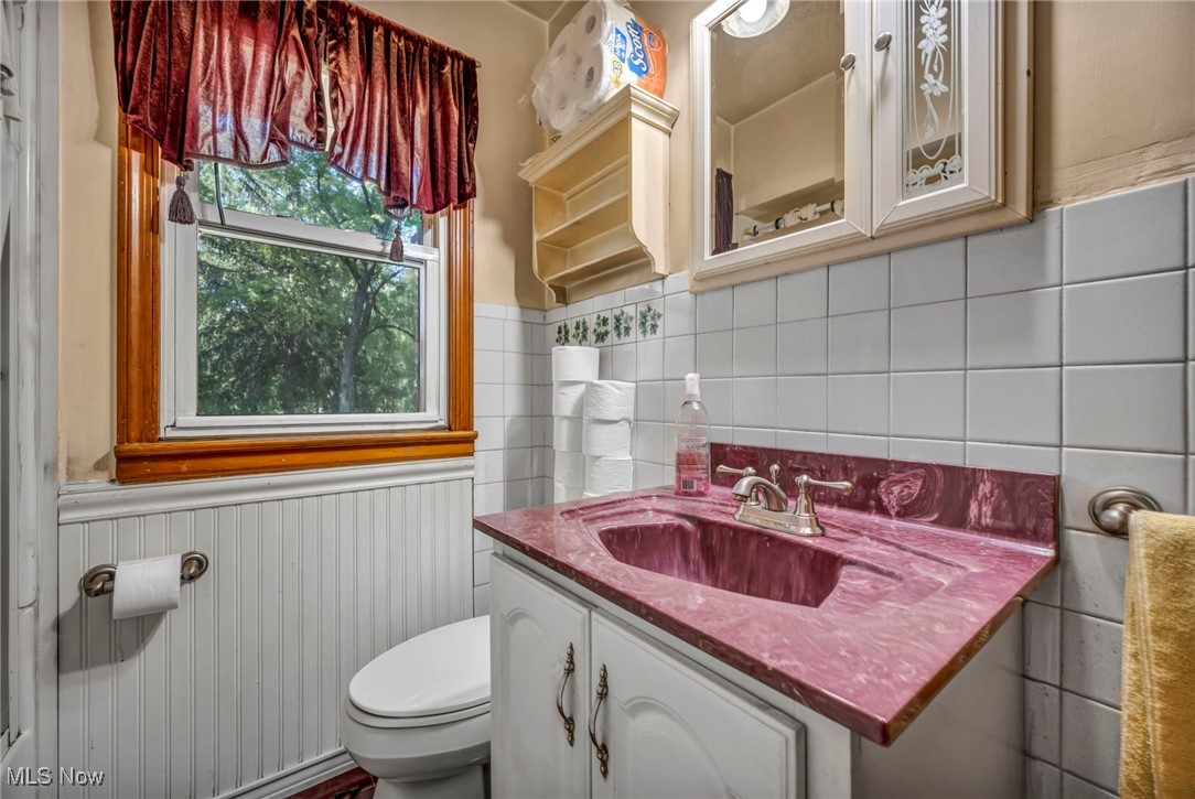 11858 Ridge Road North Royalton, OH 44133 - Photo 21 of 38 Half bath with wainscoting, vanity, and tasteful backsplash