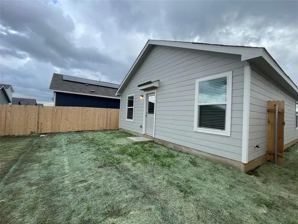 $1,500 | 147 Gabbro Gardens, Maxwell, TX 78656