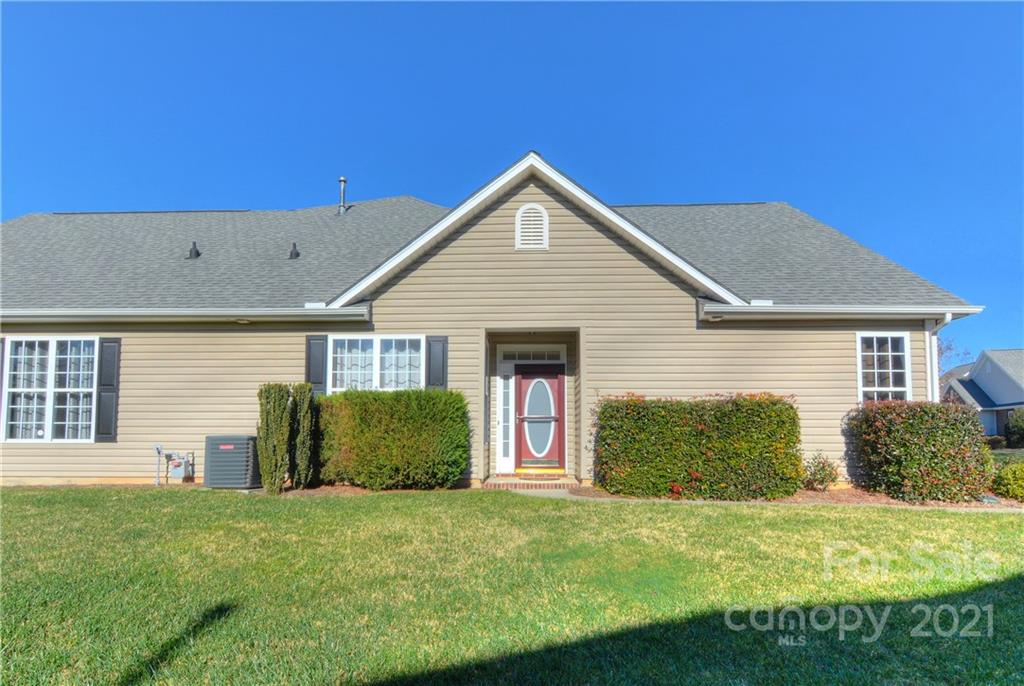 302 Garnet Court, Unit 522 Fort Mill, SC 29708 - Photo 3 of 45 a view of a house with backyard and garden