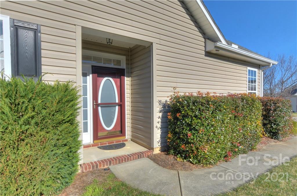 302 Garnet Court, Unit 522 Fort Mill, SC 29708 - Photo 4 of 45 a front view of a house with garden