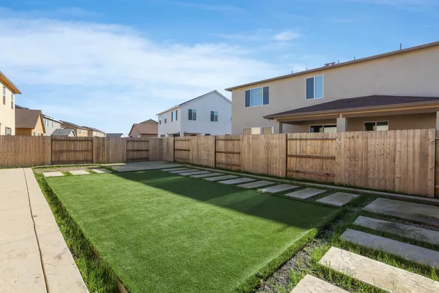 a view of a back yard of the house