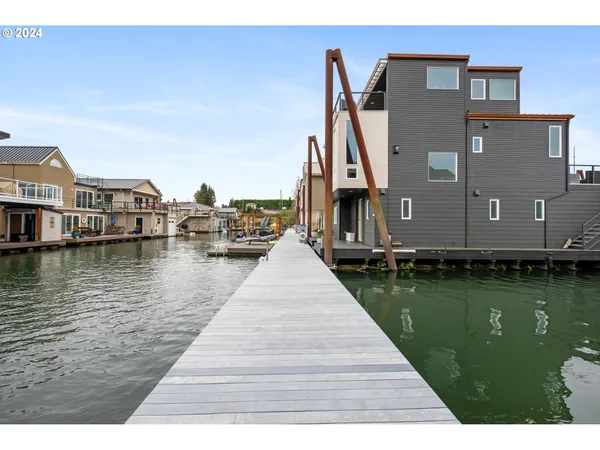 $325,000 | 18525 Northeast Marine Drive, Unit B9, Portland, OR 97230