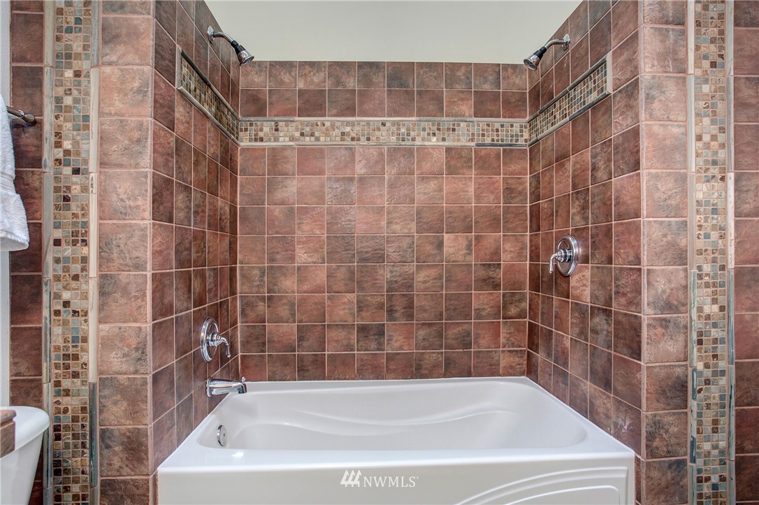 921 North 35th Street, Unit C Seattle, WA 98103 - Photo 15 of 17 a bathroom with a bathtub