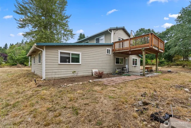 a view of a house with backyard and trees