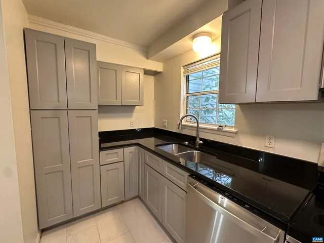 $2,095 | 104 Longwood Drive, Unit B, Charlottesville, VA 22903