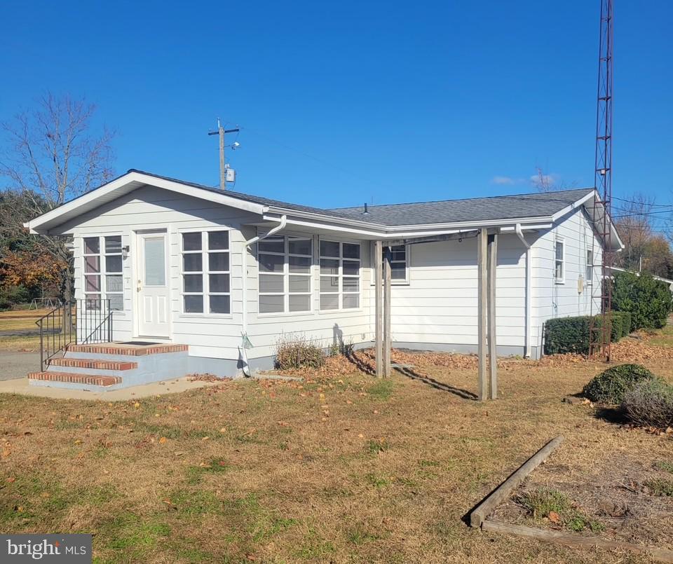 24 Nestler Road Bridgeton, NJ 08302 - Photo 5 of 41 a front view of a house with a yard