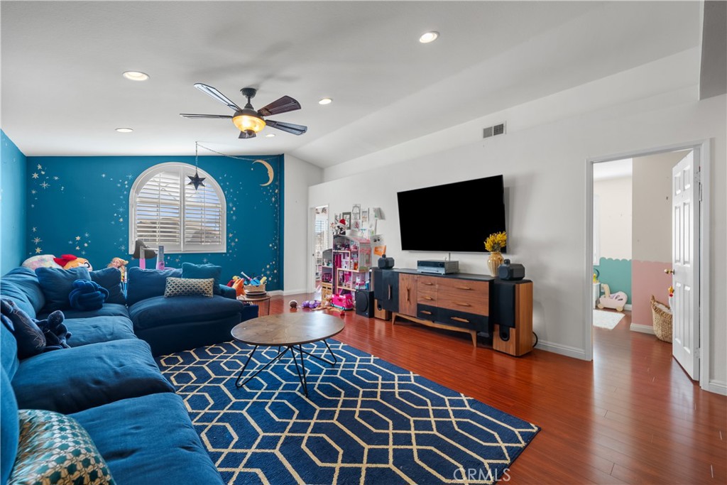 27712 Lonestar Place Castaic, CA 91384 - Photo 16 of 35