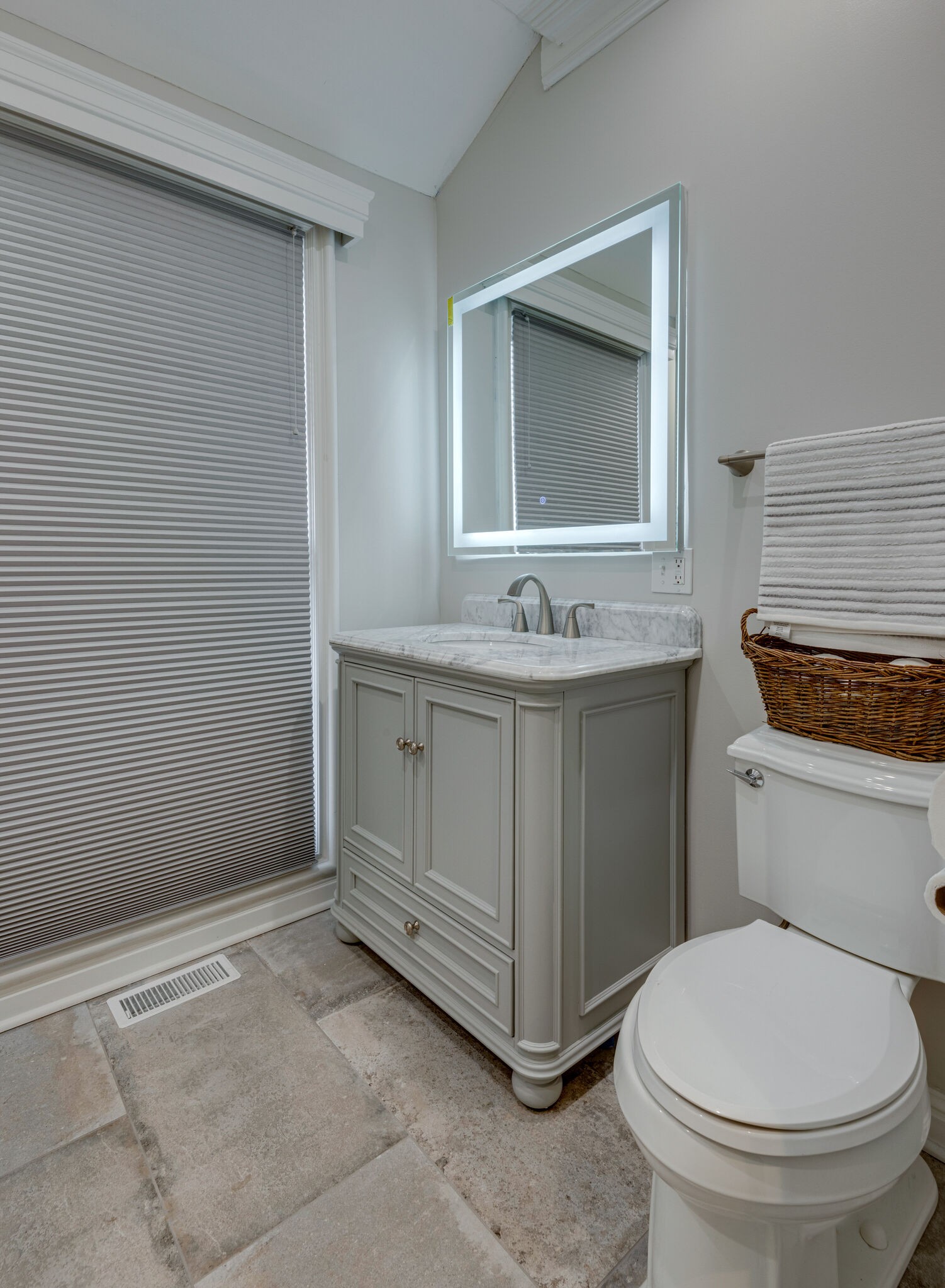 5927 Post Road Nashville, TN 37205 - Photo 13 of 22 a bathroom with a toilet a sink and mirror