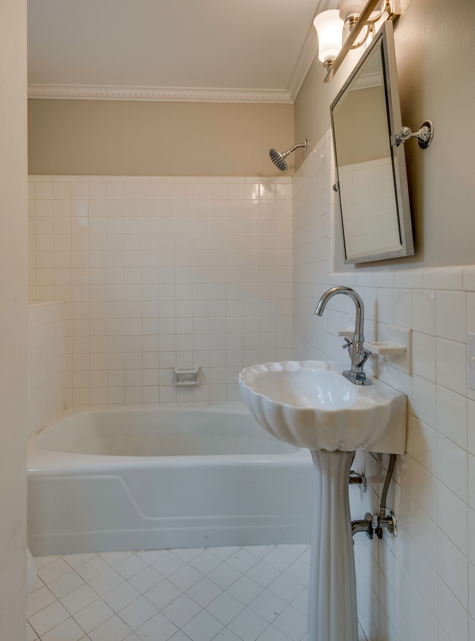 5927 Post Road Nashville, TN 37205 - Photo 19 of 22 a bathroom with a sink a mirror and a bathtub