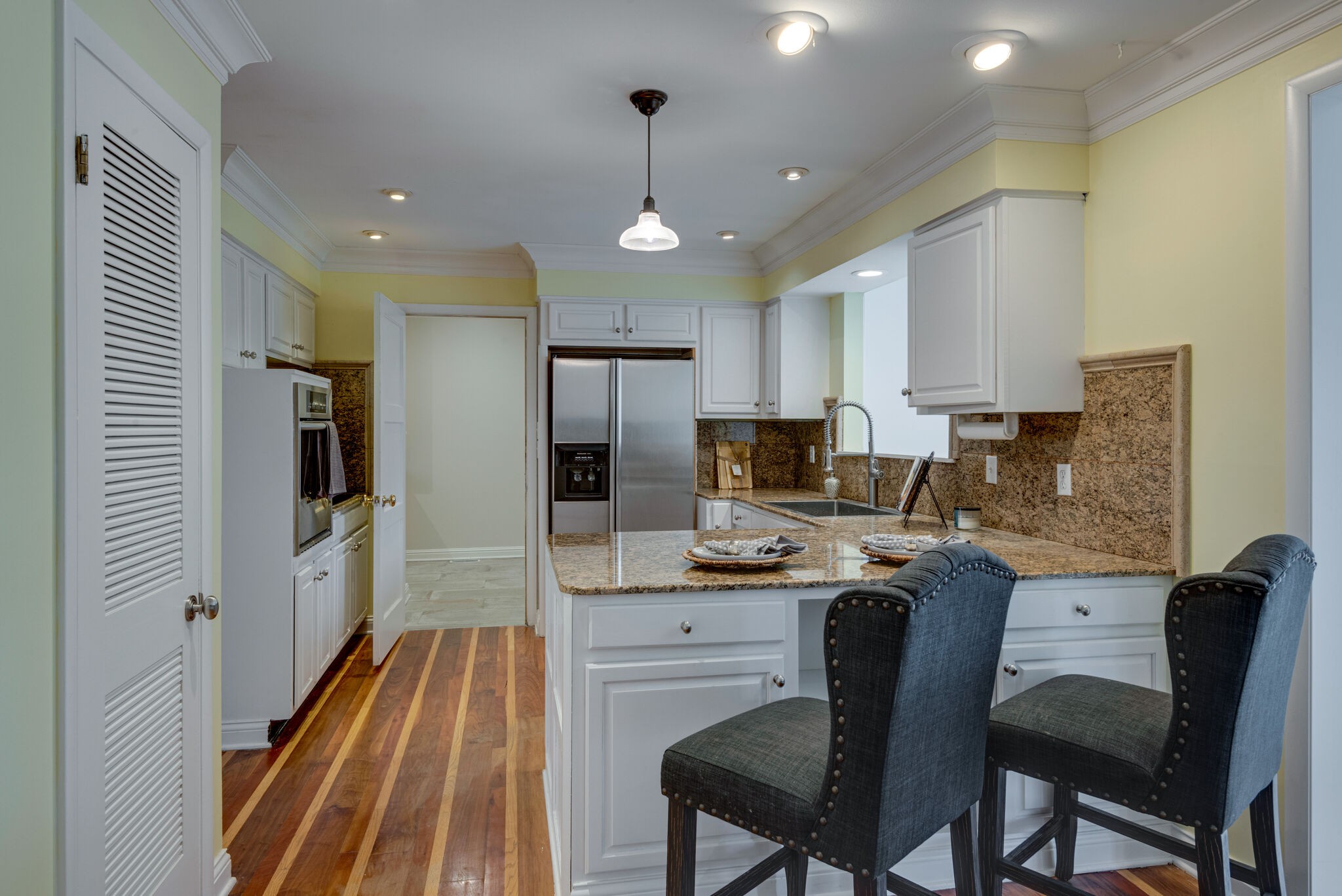 5927 Post Road Nashville, TN 37205 - Photo 10 of 22 a kitchen with a table chairs refrigerator and microwave
