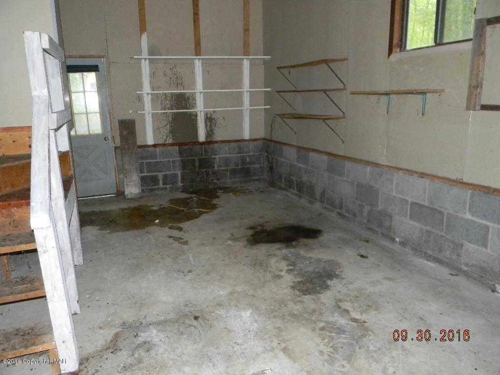 6100 Decker Road Bushkill, PA 18324 - Photo 15 of 15 Garage