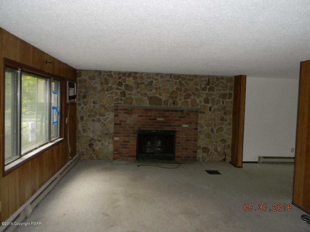 6100 Decker Road Bushkill, PA 18324 - Photo 2 of 15 Living Room