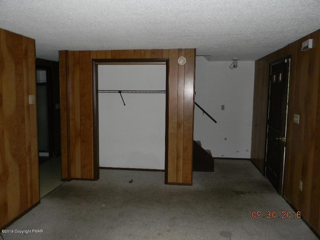 6100 Decker Road Bushkill, PA 18324 - Photo 3 of 15 Living Room