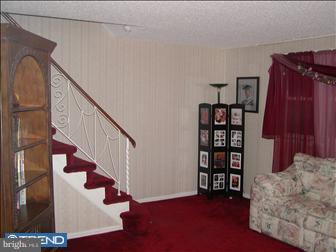 7325 Hill Road Philadelphia, PA 19128 - Photo 4 of 6 Living Room