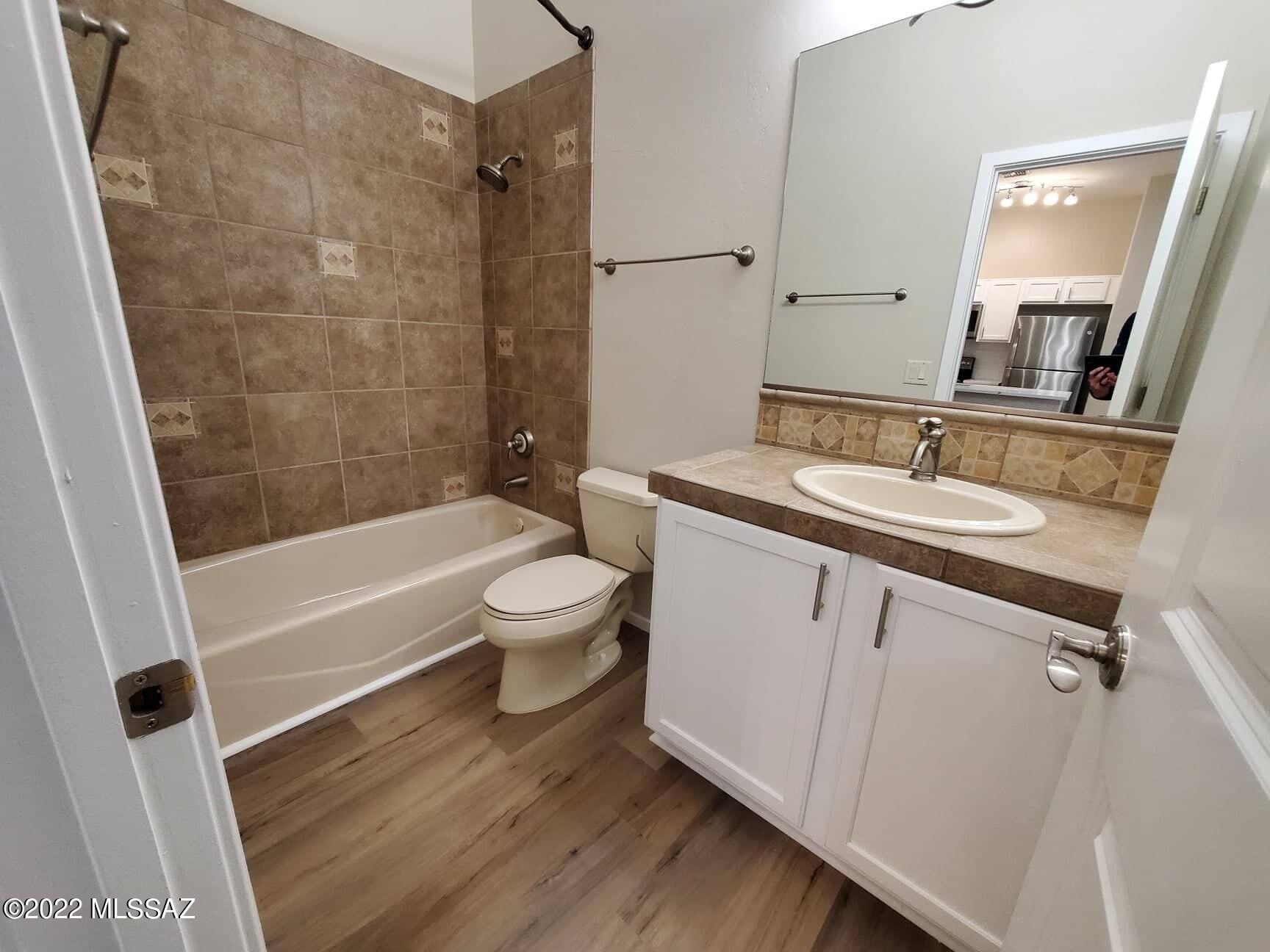 2024 East River Road, Unit 204 Tucson, AZ 85718 - Photo 8 of 11 Gallery Image 8