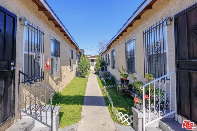 $1,600,000 | 871 East 49th Street, Los Angeles, CA 90011