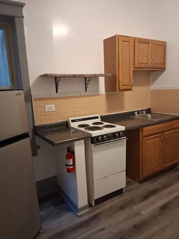 $1,000 | 3920 North Broadway, Unit 202, Chicago, IL 60613