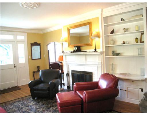 330 Castlegate Road Forest Hills, PA 15221 - Photo 5 of 18 Living Room.