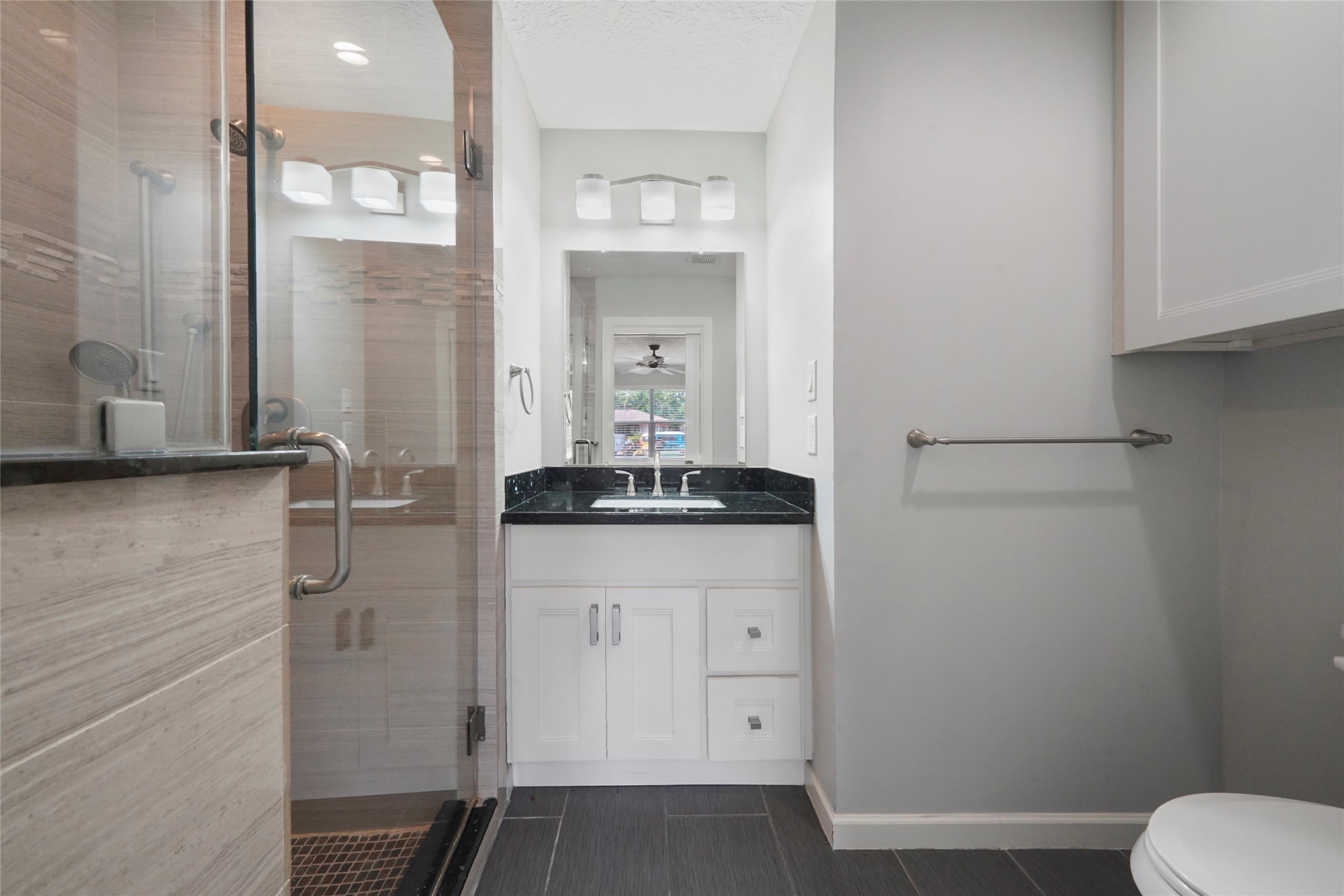 1803 Libbey Drive Houston, TX 77018 - Photo 8 of 44 Fourth bedroom full bathroom with shower.