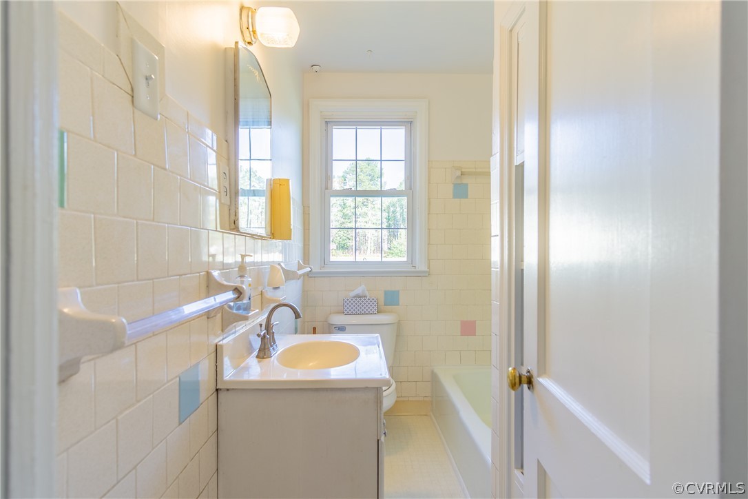 8276 Varina Road Henrico, VA 23231 - Photo 18 of 39 a bathroom with a sink a toilet and tub
