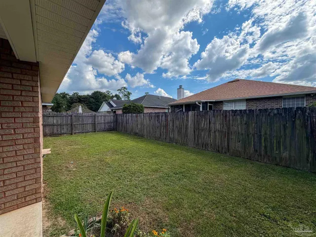 a view of a backyard