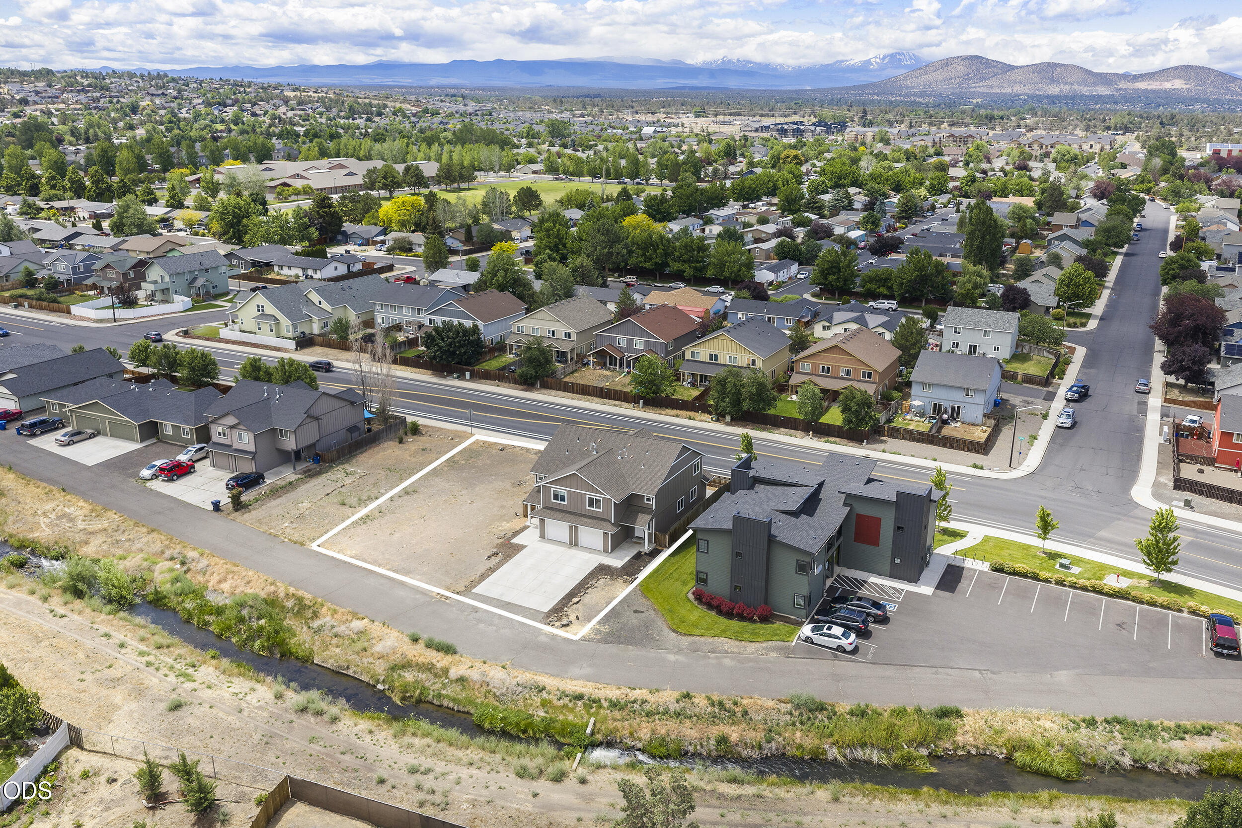 1214 Southwest 27th Street Redmond, OR 97756 - Photo 3 of 35