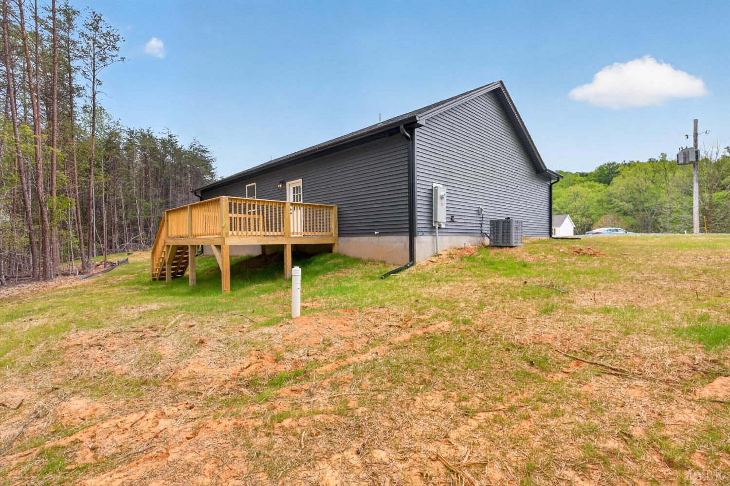 162 Dillon Cabin Road Moneta, VA 24121 - Photo 45 of 56 a backyard of a house with table and chairs