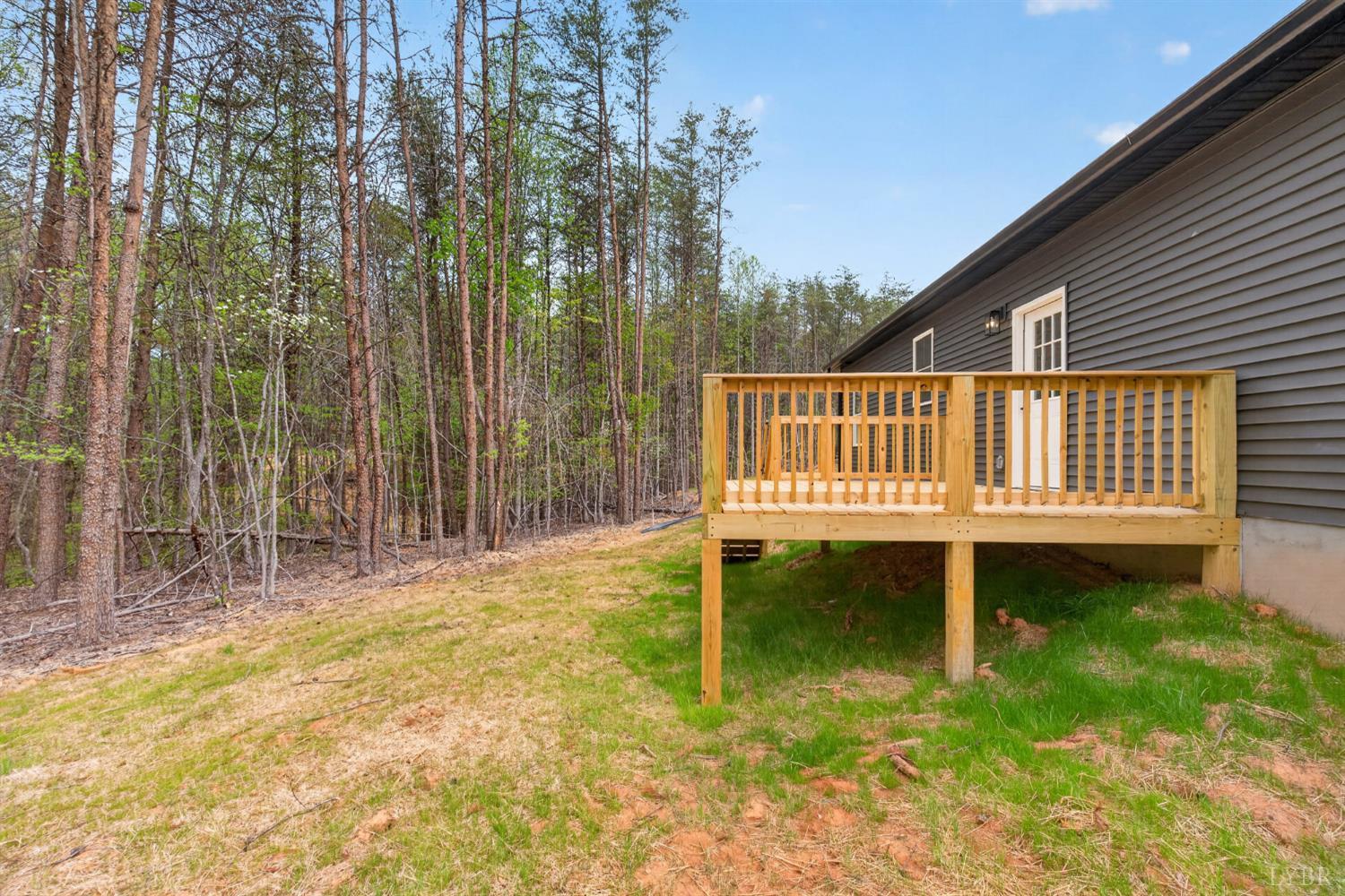 162 Dillon Cabin Road Moneta, VA 24121 - Photo 46 of 56 a backyard of a house with table and chairs