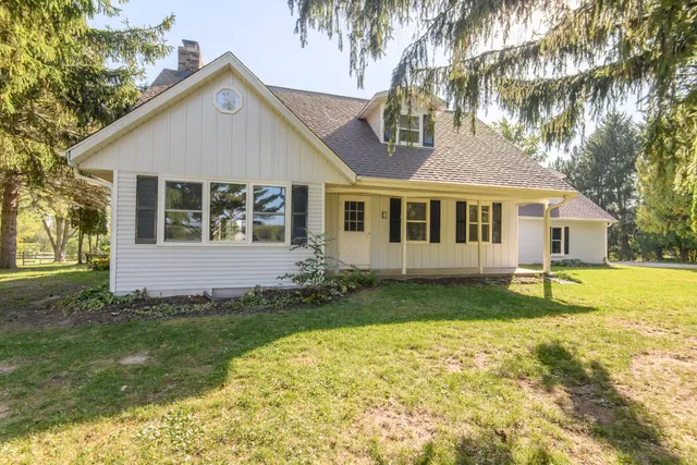 $699,900 | N79W33915 Petersen Road, Oconomowoc, WI 53066