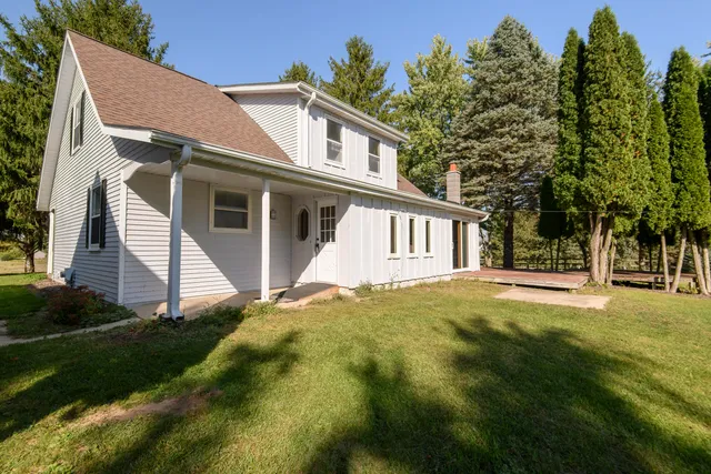 $699,900 | N79W33915 Petersen Road, Oconomowoc, WI 53066