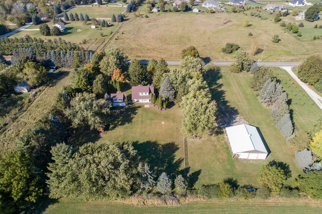 $699,900 | N79W33915 Petersen Road, Oconomowoc, WI 53066