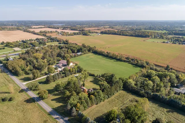 $699,900 | N79W33915 Petersen Road, Oconomowoc, WI 53066