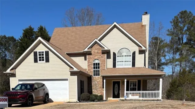a view of a yard in front of house