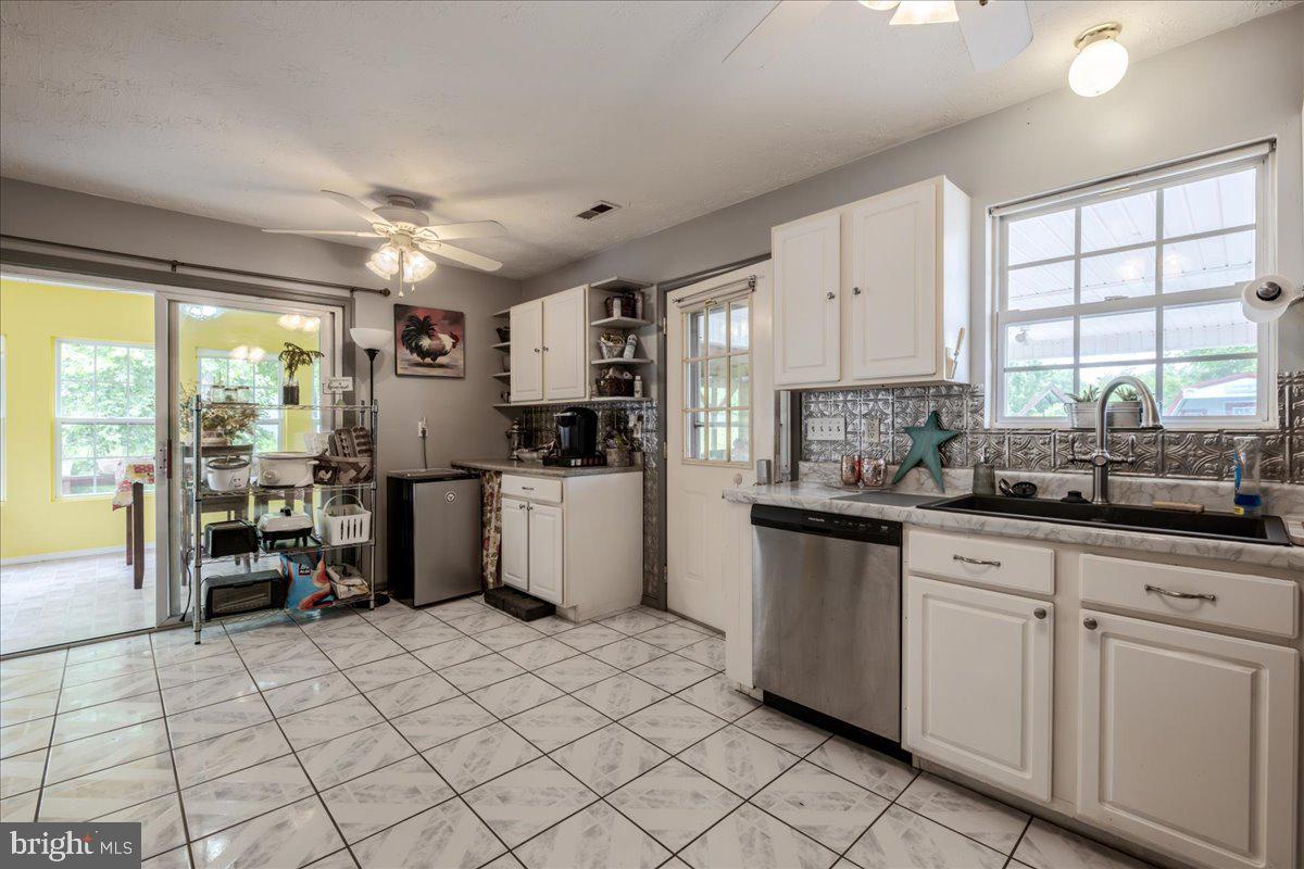 11419 Oak Grove Road Bristol, VA 24202 - Photo 12 of 36 a kitchen with a sink window and cabinets