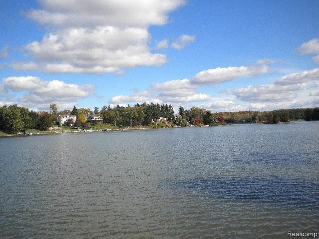7593 Dean Road Fenton, MI 48430 - Photo 3 of 8 DSCN1636.JPG