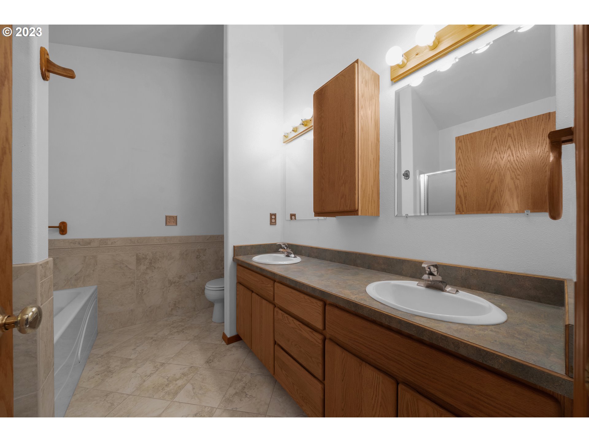 224 Young Road Mossyrock, WA 98564 - Photo 16 of 31 Owner's Suite Bathroom