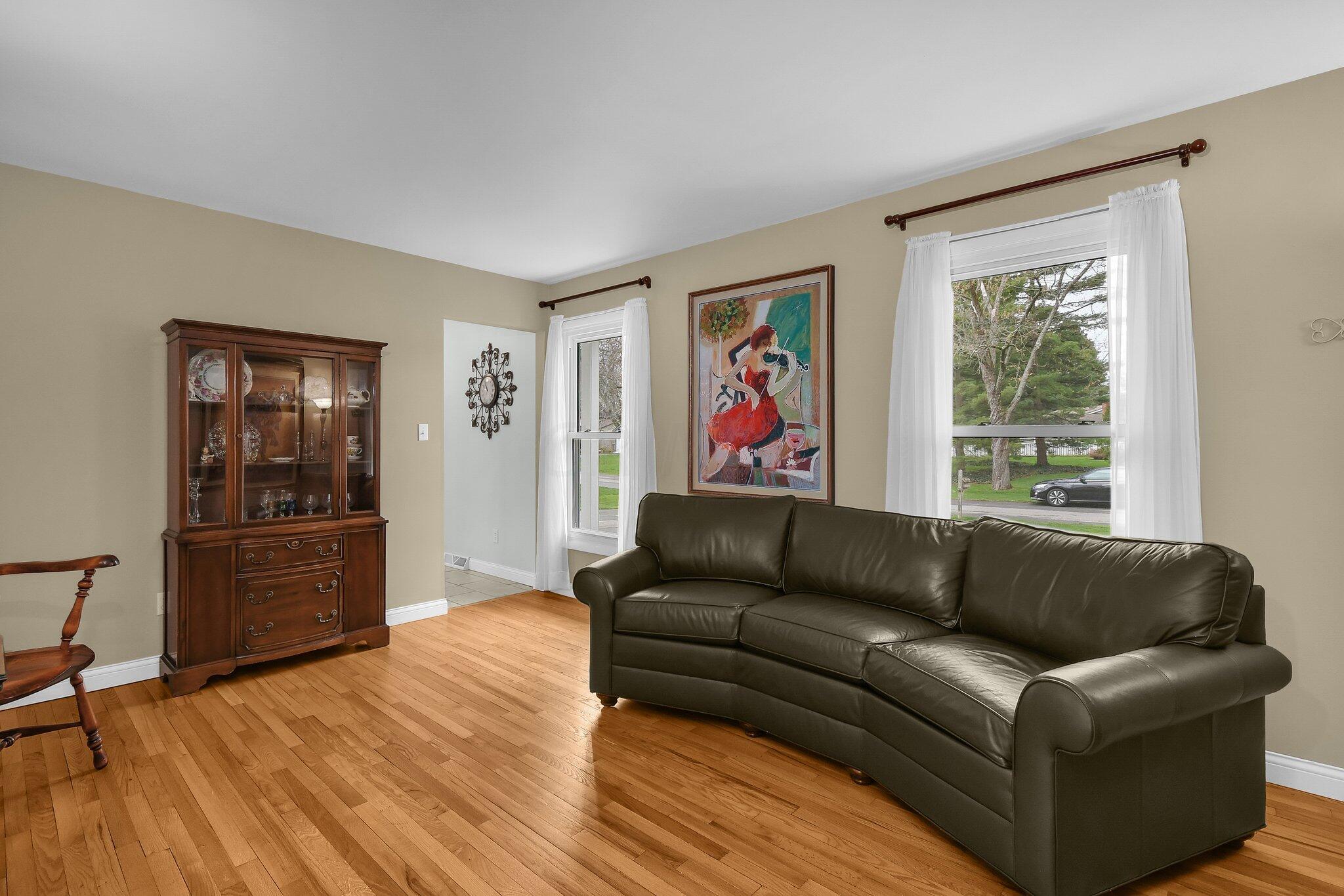 6604 Estel Road Columbus, OH 43235 - Photo 5 of 36 Formal Living