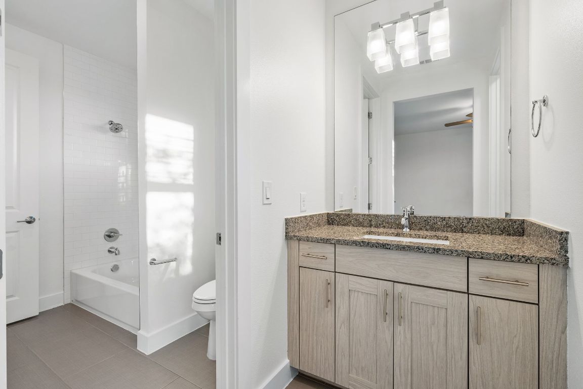 7906 Ryans Way Austin, TX 78726 - Photo 18 of 32 Jack n Jill bathroom