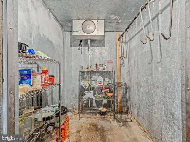 a bed room with a bed and a closet