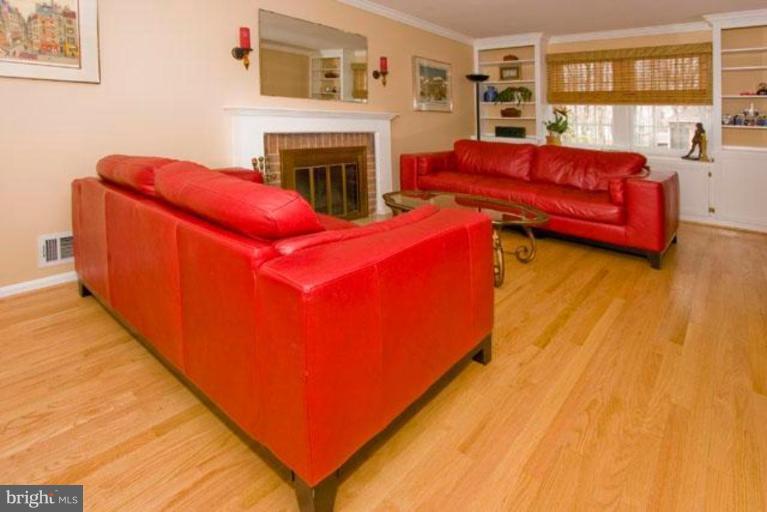 6940 Spaniel Road Springfield, VA 22153 - Photo 4 of 21 Bright sunny living room.