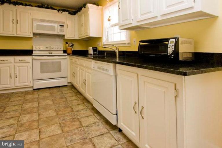 6940 Spaniel Road Springfield, VA 22153 - Photo 7 of 21 Brand NEW granite, paint, cupboards!