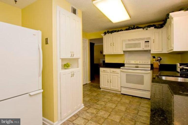 6940 Spaniel Road Springfield, VA 22153 - Photo 8 of 21 Kitchen with doorway to Living room.