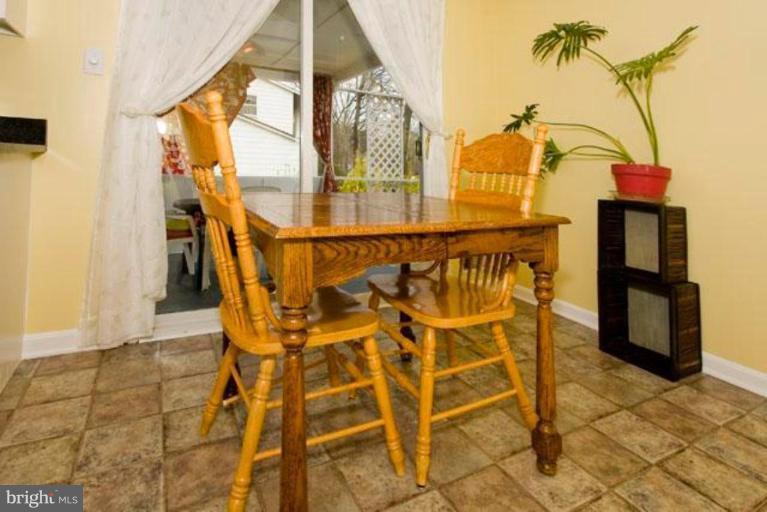 6940 Spaniel Road Springfield, VA 22153 - Photo 9 of 21 Eat in Kitchen!!