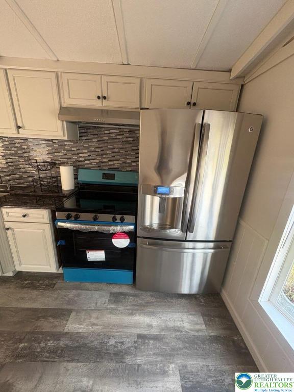 3449 Franklin Square Northampton, PA 18067 - Photo 7 of 20 a kitchen with kitchen island a refrigerator and a stove