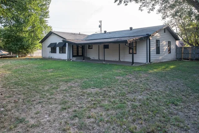 a view of a yard with a tree