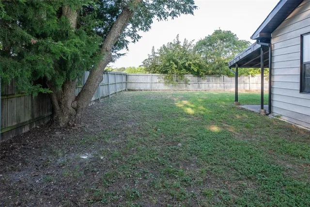 a view of a yard with a house